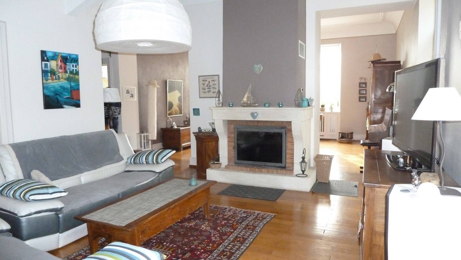 Séjour spacieux dans maison de maître