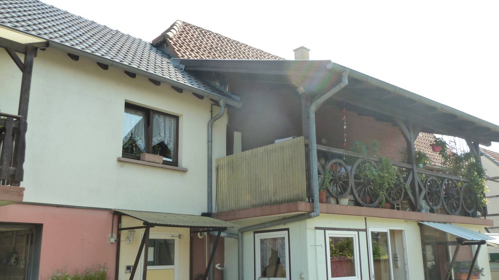 Immeuble avec balcons et garages