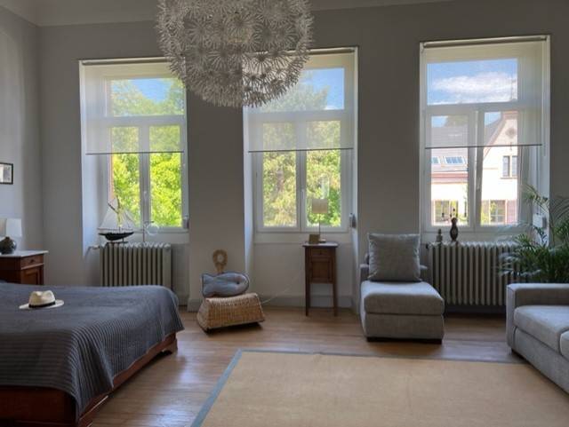 Pièce spacieuse dans maison de maître