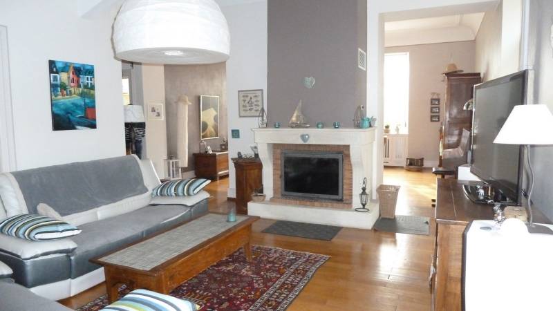 Séjour spacieux dans maison de maître