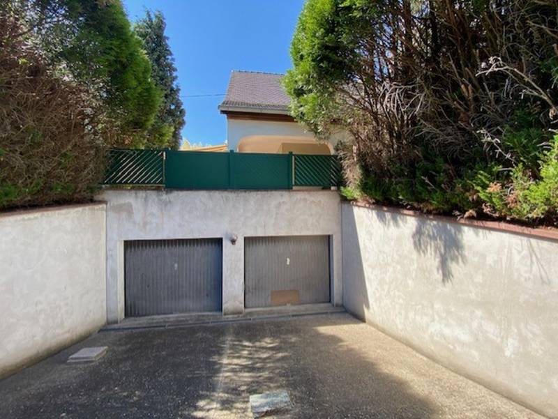 Vante de maison avec double garage